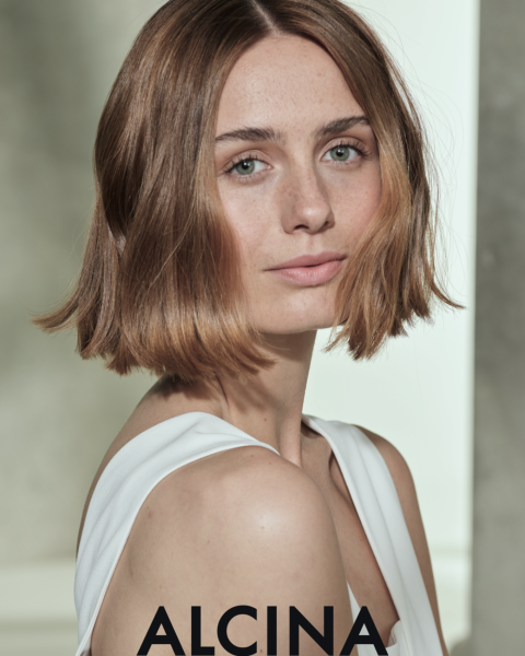 Frau, brunette, kürzere Haare